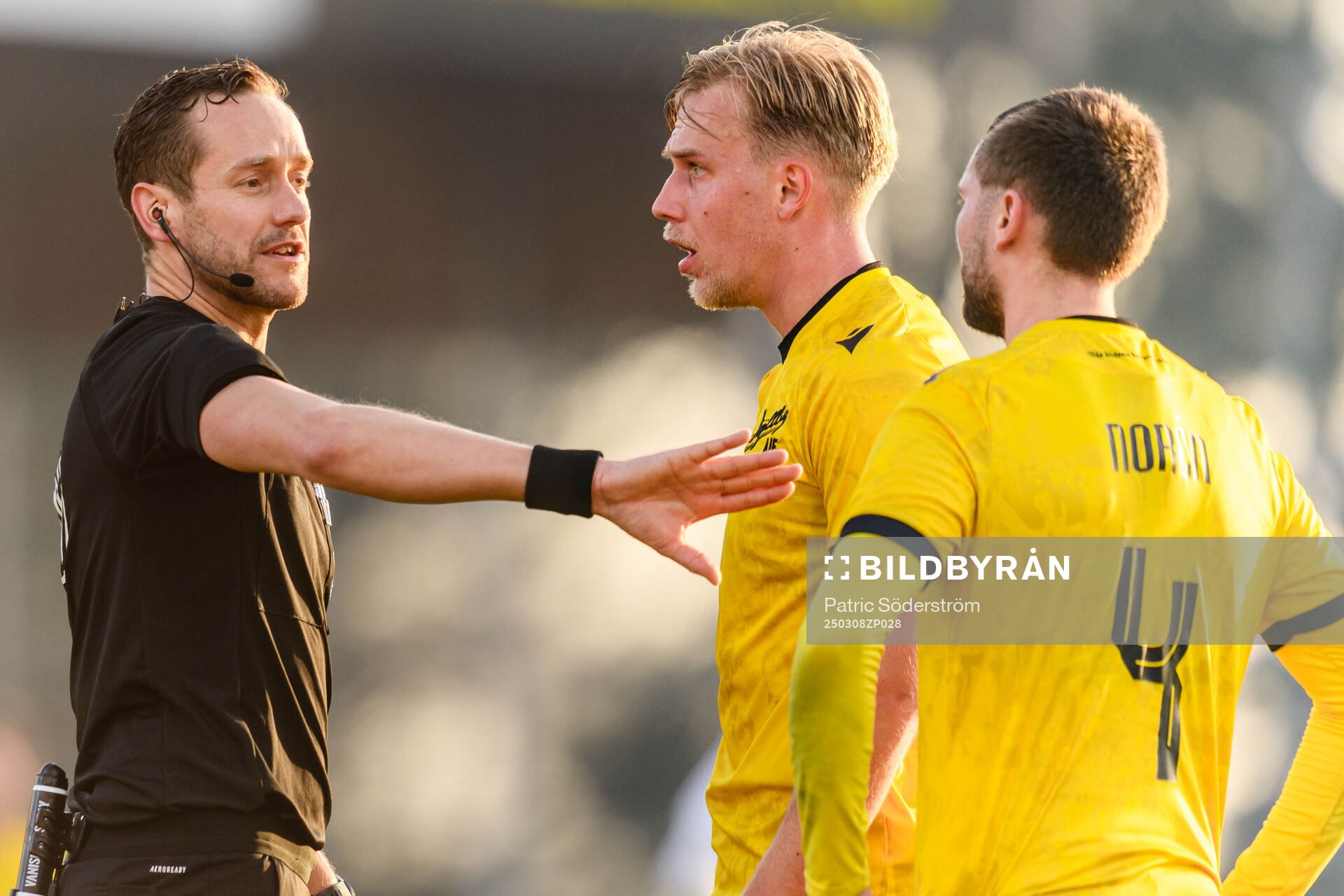 Domare Victor Wolf i samtal med Mjällbys Herman Johansson och Axel Norén under kvartsfinalen i Svenska Cupen mellan Mjällby och Häcken den 8 mars 2025 i Hällevik.