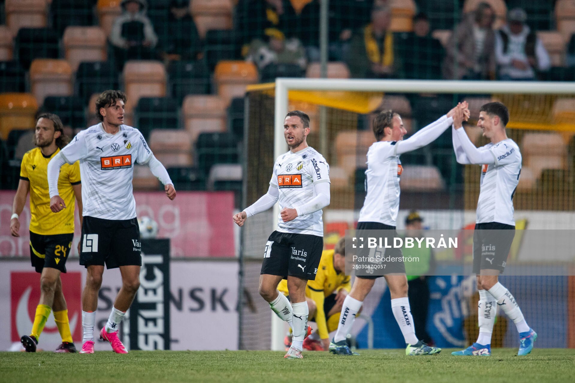 Häckens spelare jublar
