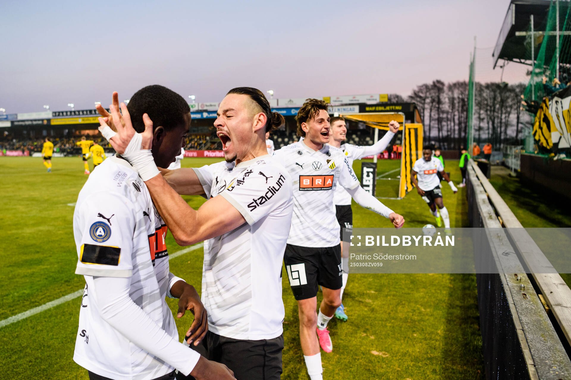 Häckens Abdoulaye Faye jublar efter 0-1 under kvartsfinalen i Svenska Cupen mellan Mjällby och Häcken den 8 mars 2025 i Hällevik.