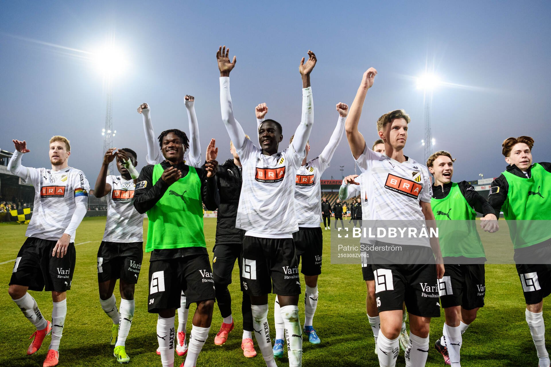 Häckens spelare jublar