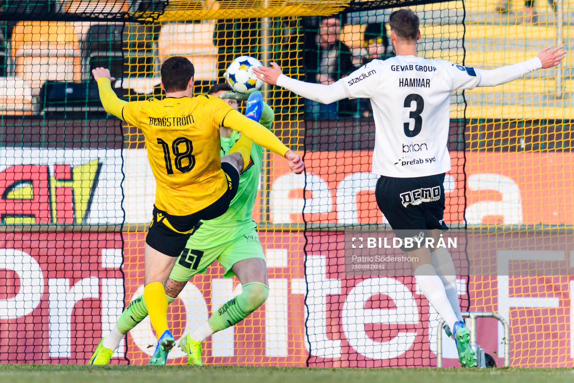 Mjällbys Jacob Bergström och Häckens målvakt Andreas
