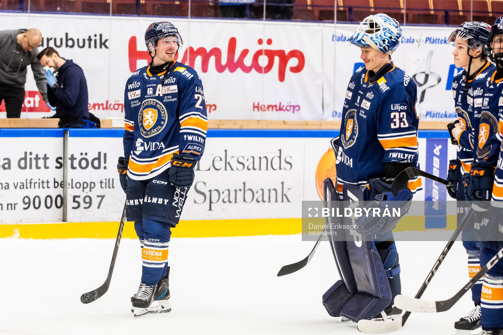 Växjös Martin Lundberg och målvakt Emil Larmi jublar