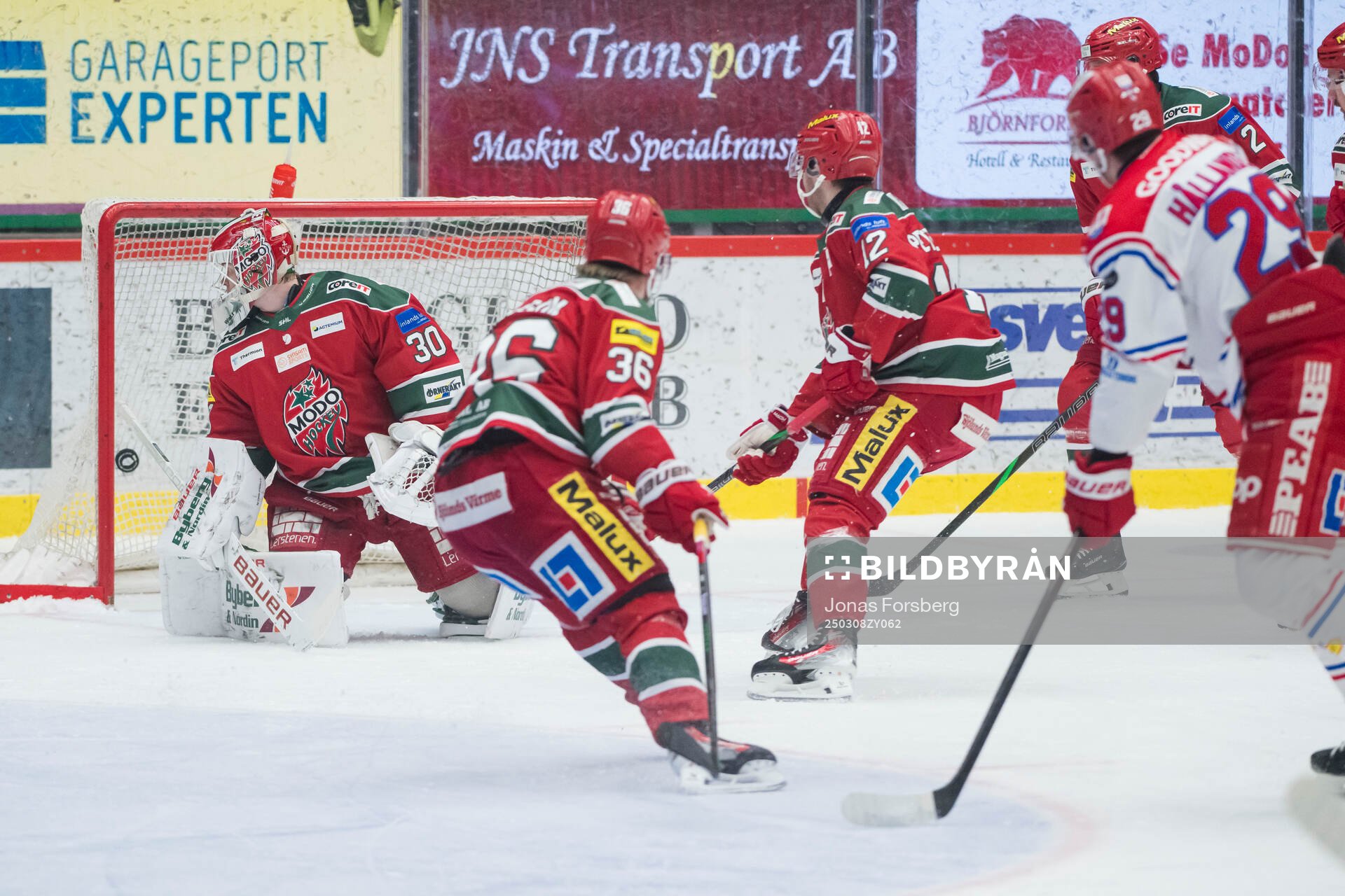 Timrås Filip Hållander gör 2-1 på Modos målvakt Lassi