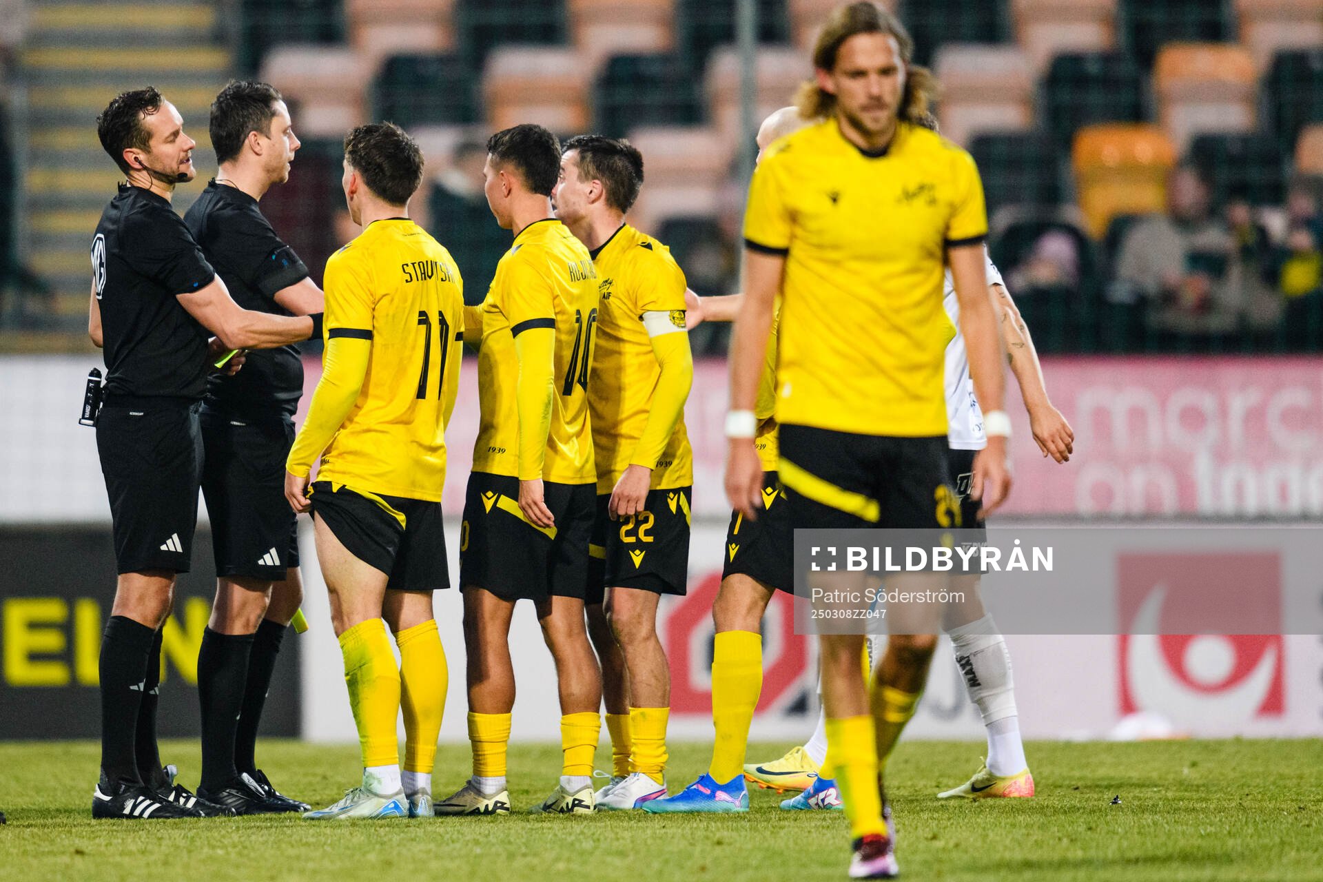 Mjällbys spelare i samtal med Domare Victor Wolf efter kvartsfinalen i Svenska Cupen mellan Mjällby och Häcken den 8 mars 2025 i Hällevik. 