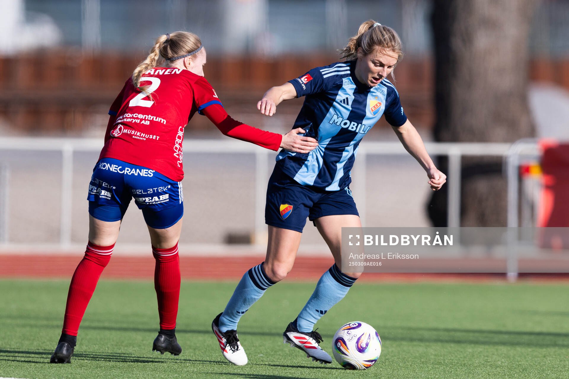 Vittsjös Sanni Ojanen och Djurgårdens Mimmi Larsson under fotbollsmatchen i Svenska Cupen mellan Djurgården och Vittsjö den 9 mars 2025 i Stockholm.