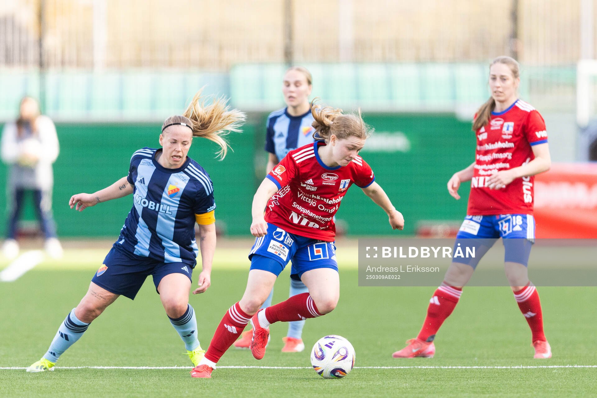 Djurgårdens Therese Åsland och Vittsjös Hannah Sjödahl