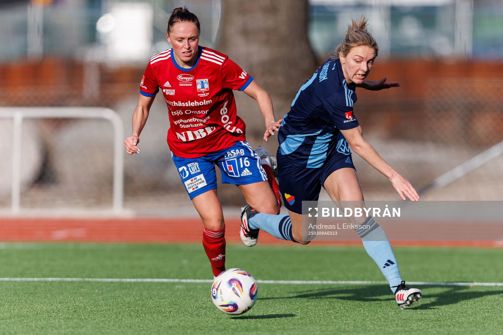 Vittsjös Olivia Wänglund och Djurgårdens Mimmi Larsson under fotbollsmatchen i Svenska Cupen mellan Djurgården och Vittsjö den 9 mars 2025 i Stockholm.