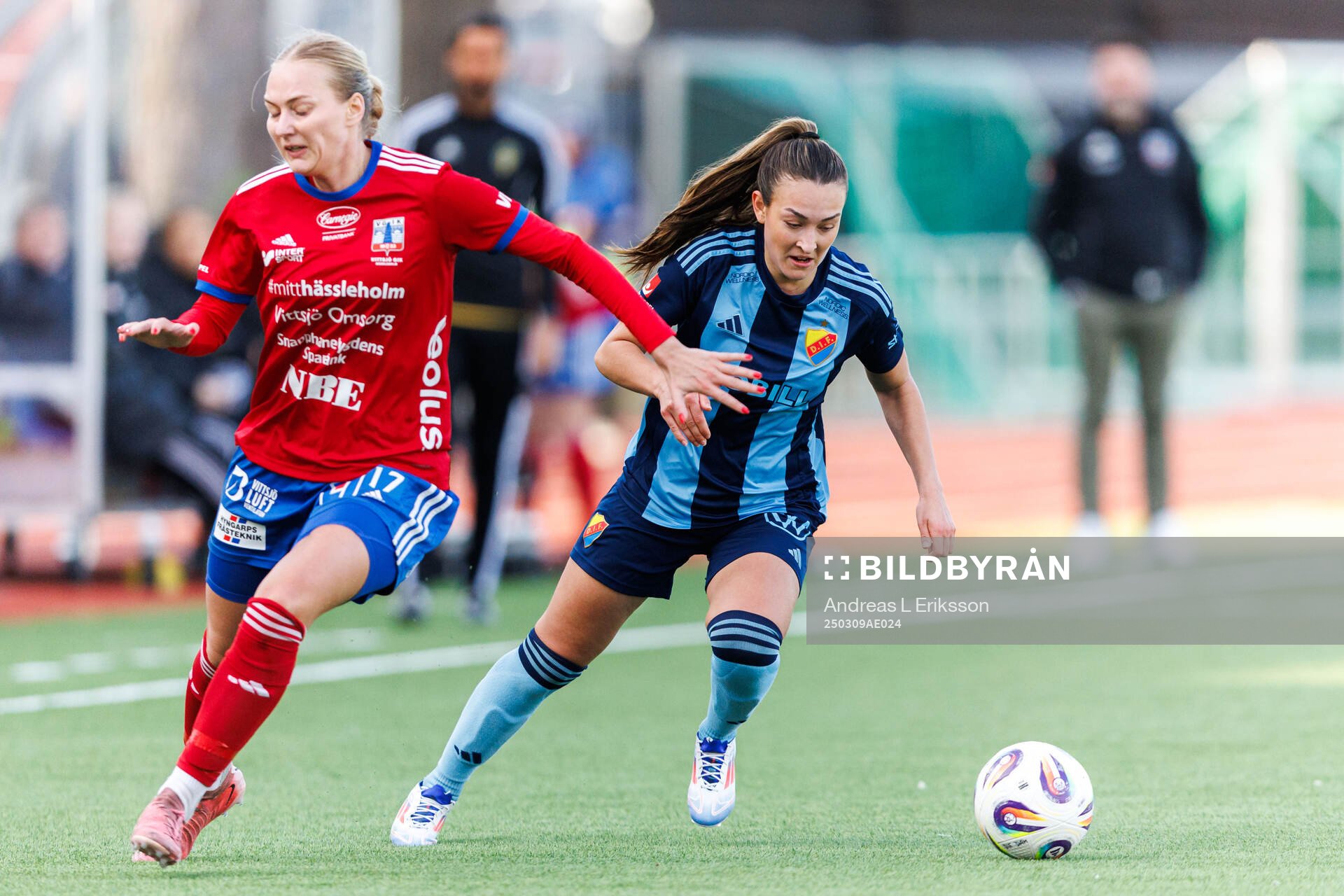 Vittsjös Alexandra Benediktsson och Djurgårdens Lucia Duras under fotbollsmatchen i Svenska Cupen mellan Djurgården och Vittsjö den 9 mars 2025 i Stockholm.