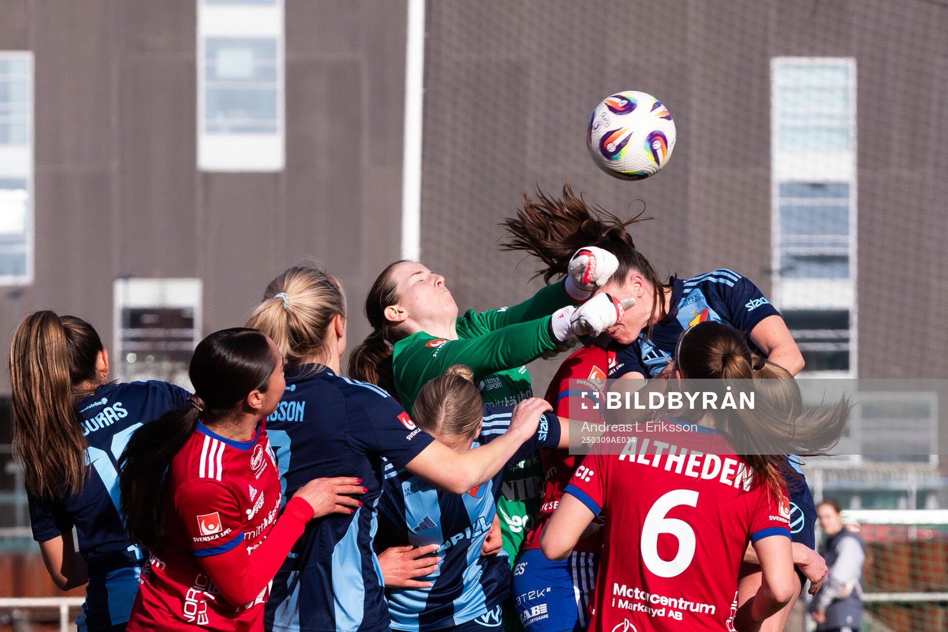 Vittsjös målvakt Elin Vaughan boxar bort bollen framför