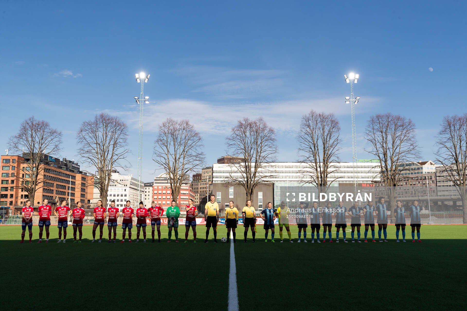 Vittsjös spelare, domareteamet och Djurgårdens spelare