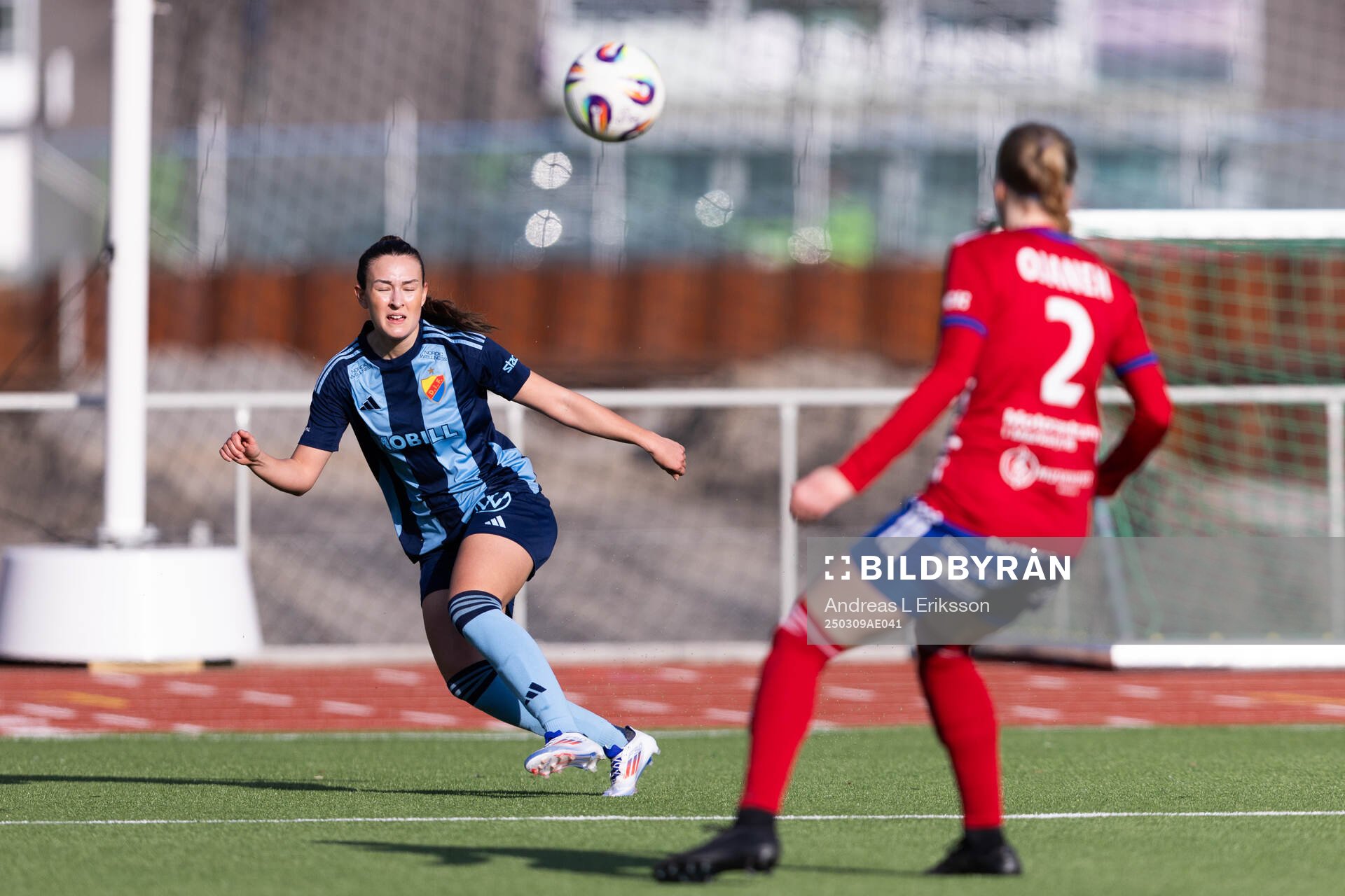 Djurgårdens Lucia Duras och Vittsjös Sanni Ojanen under fotbollsmatchen i Svenska Cupen mellan Djurgården och Vittsjö den 9 mars 2025 i Stockholm.