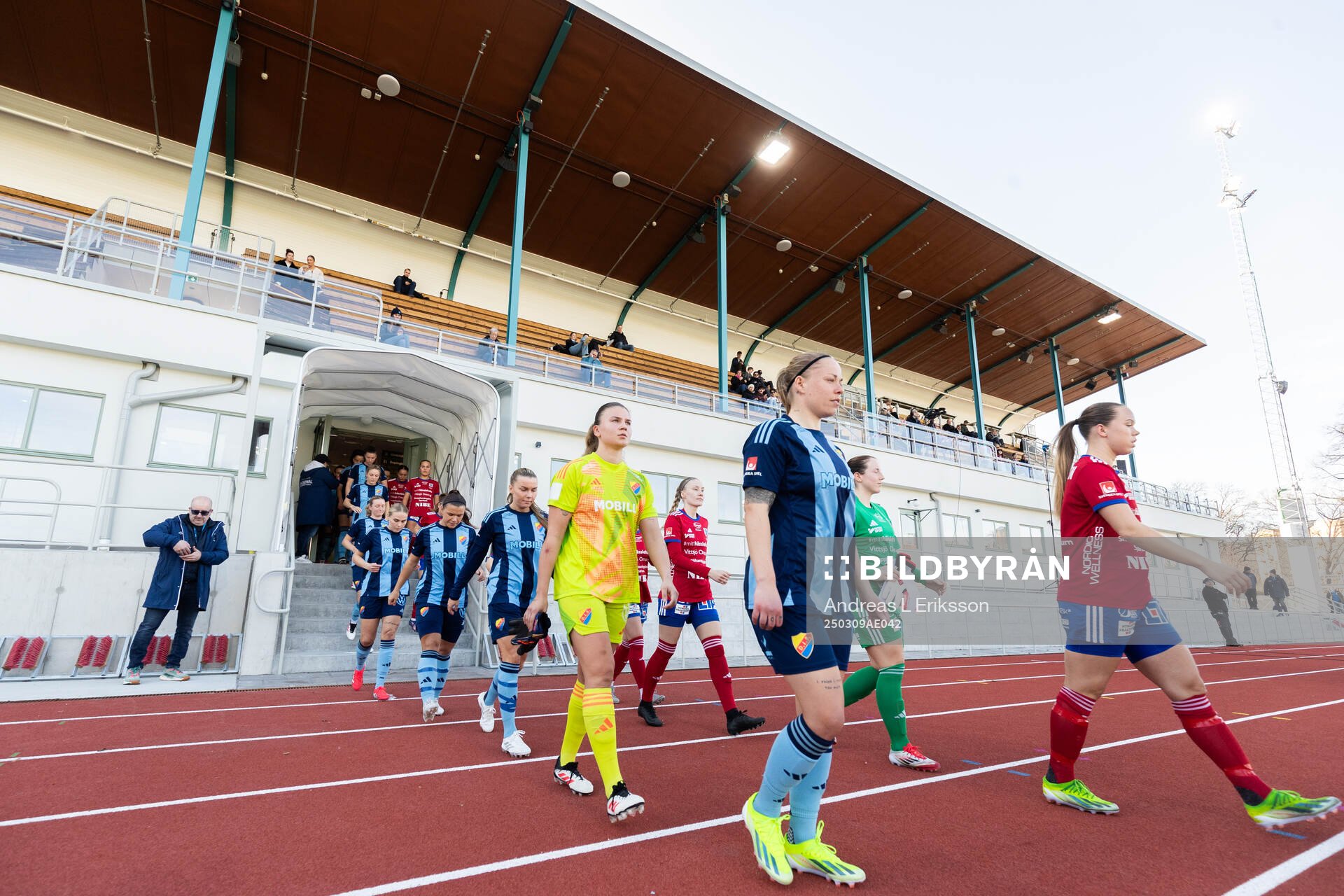 Djurgårdens Therese Åsland leder ut sitt lag på plan