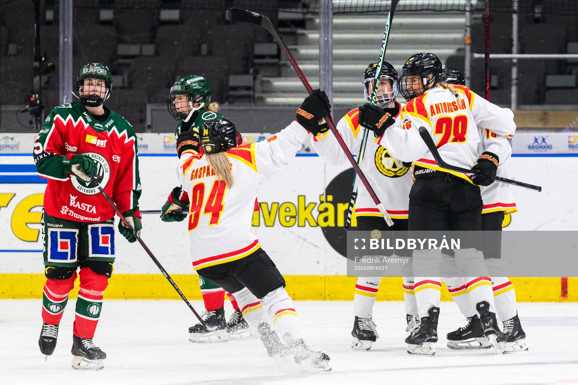 Brynäs Julia Östlund jublar med lagkamrater