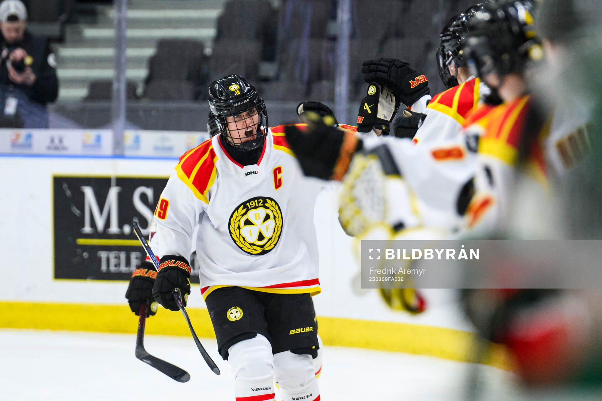 Brynäs målskytt Julia Östlund jublar