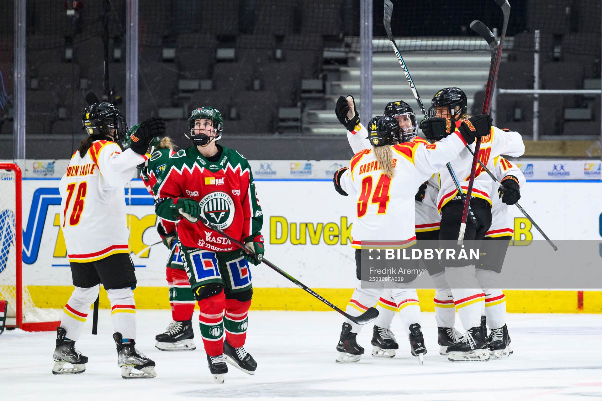 Brynäs spelare jublar med målskytt Julia Östlund