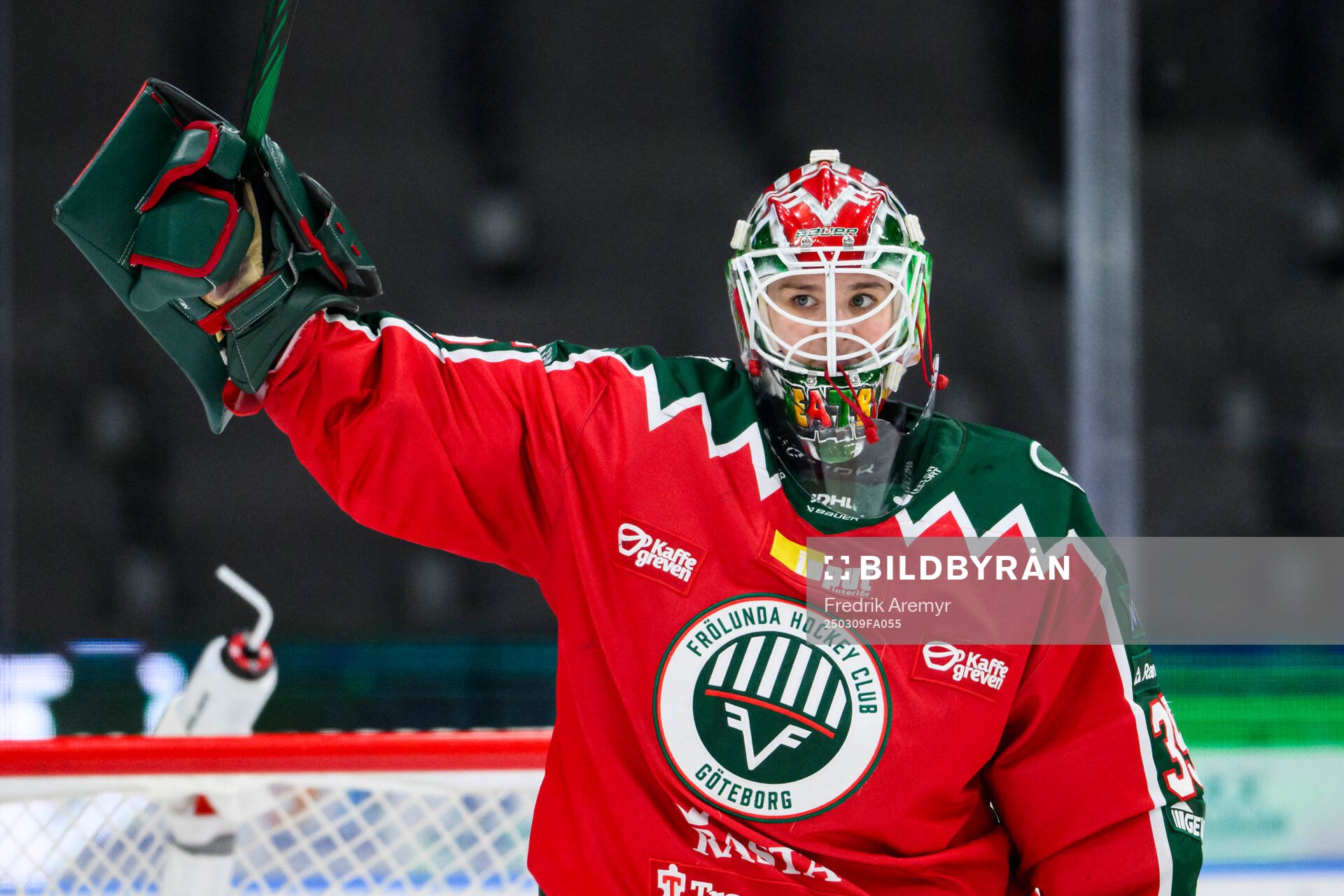 Frölundas målvakt Stephanie Neatby jublar