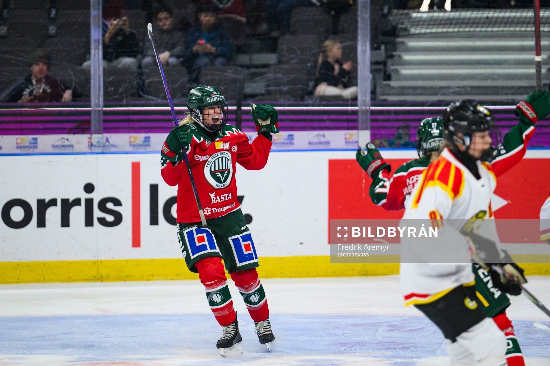 Frölundas målskytt Sydney Brodt jublar