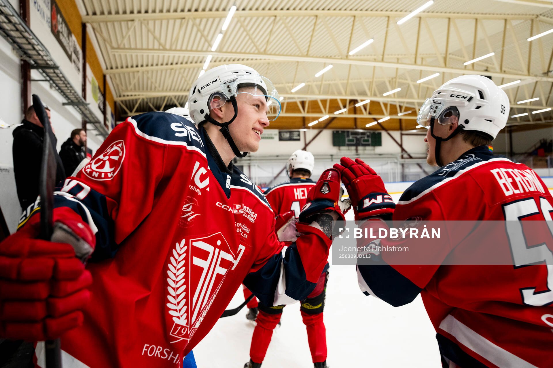 Forshagas Linus Johnsson jublar med lagkamrater