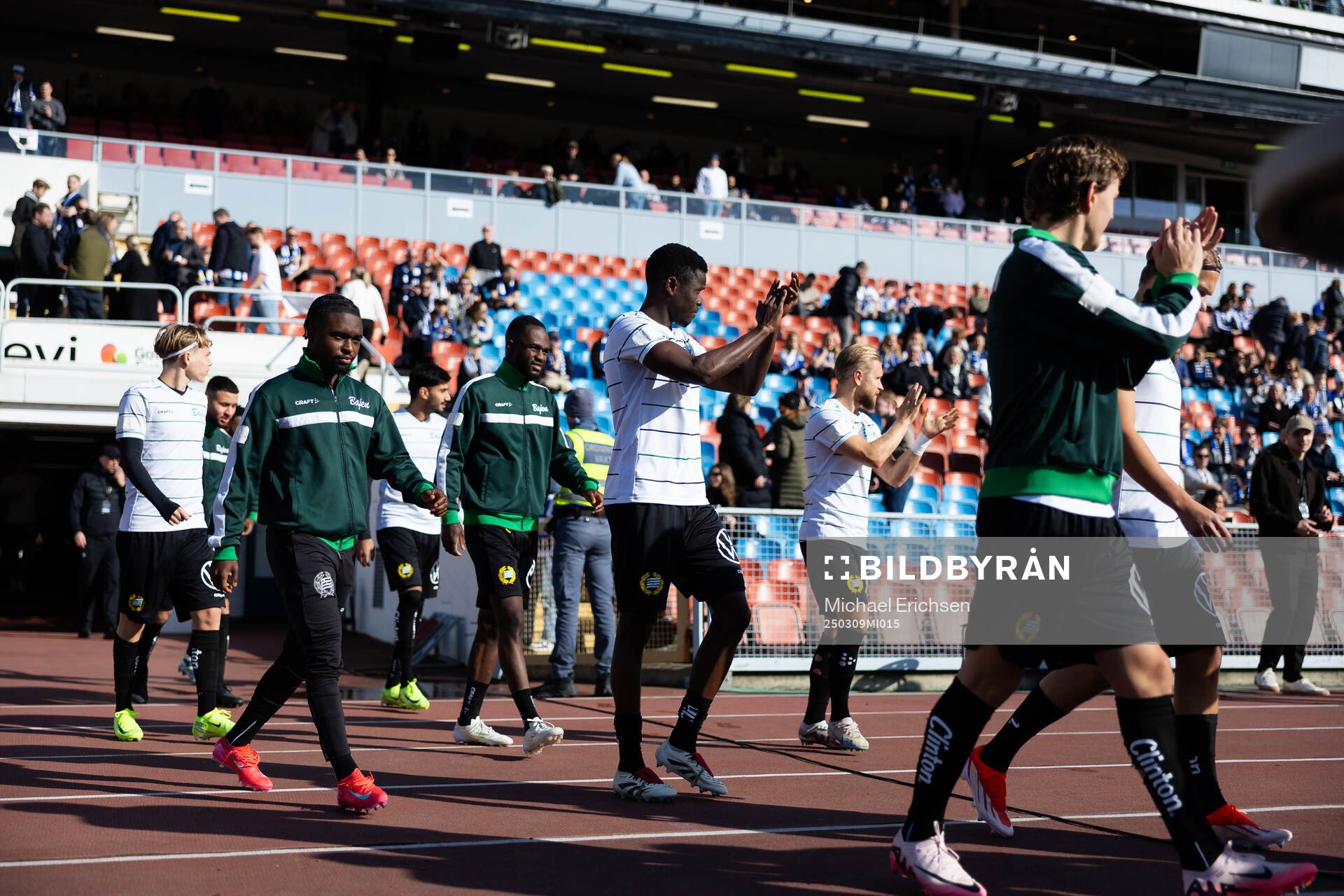 Hammarbys spelare går ut för att värma upp