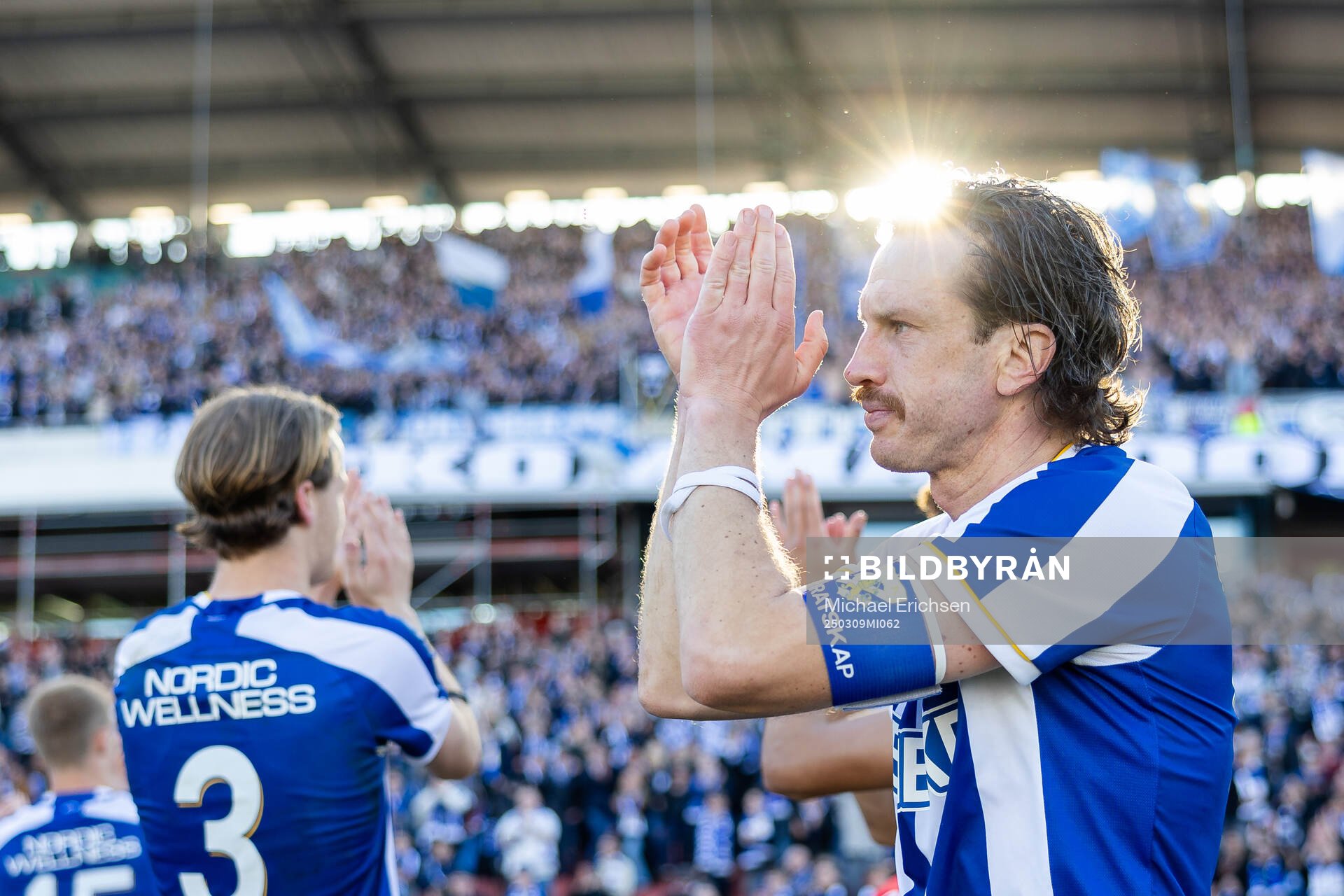 IFK Göteborgs Gustav Svensson tackar klacken efter kvartsfinalen i Svenska Cupen mellan IFK Göteborg och Hammarby den 9 mars 2025 i Göteborg.