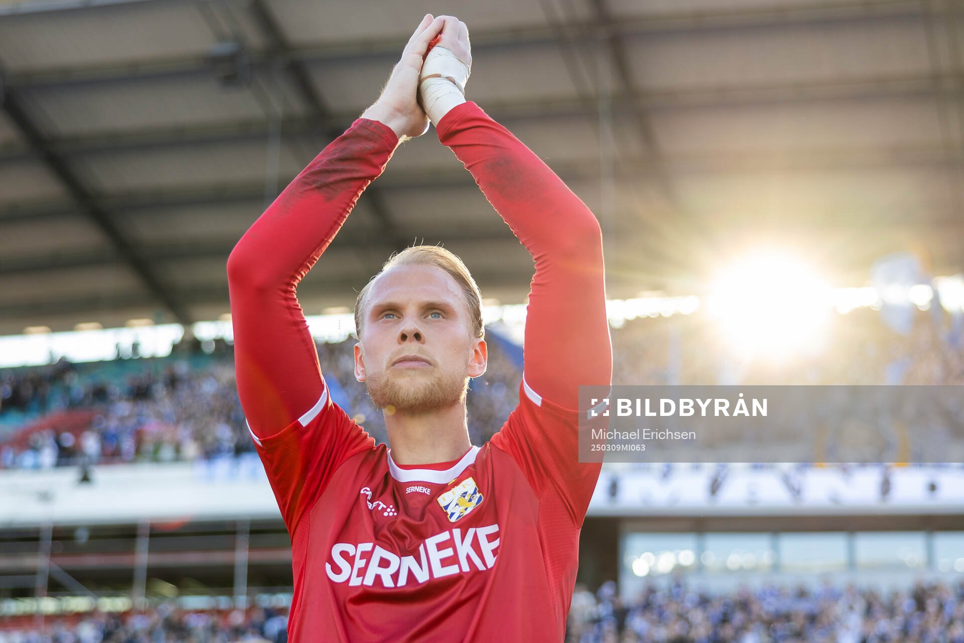 IFK Göteborgs målvakt Pontus Dahlberg jublar och tackar