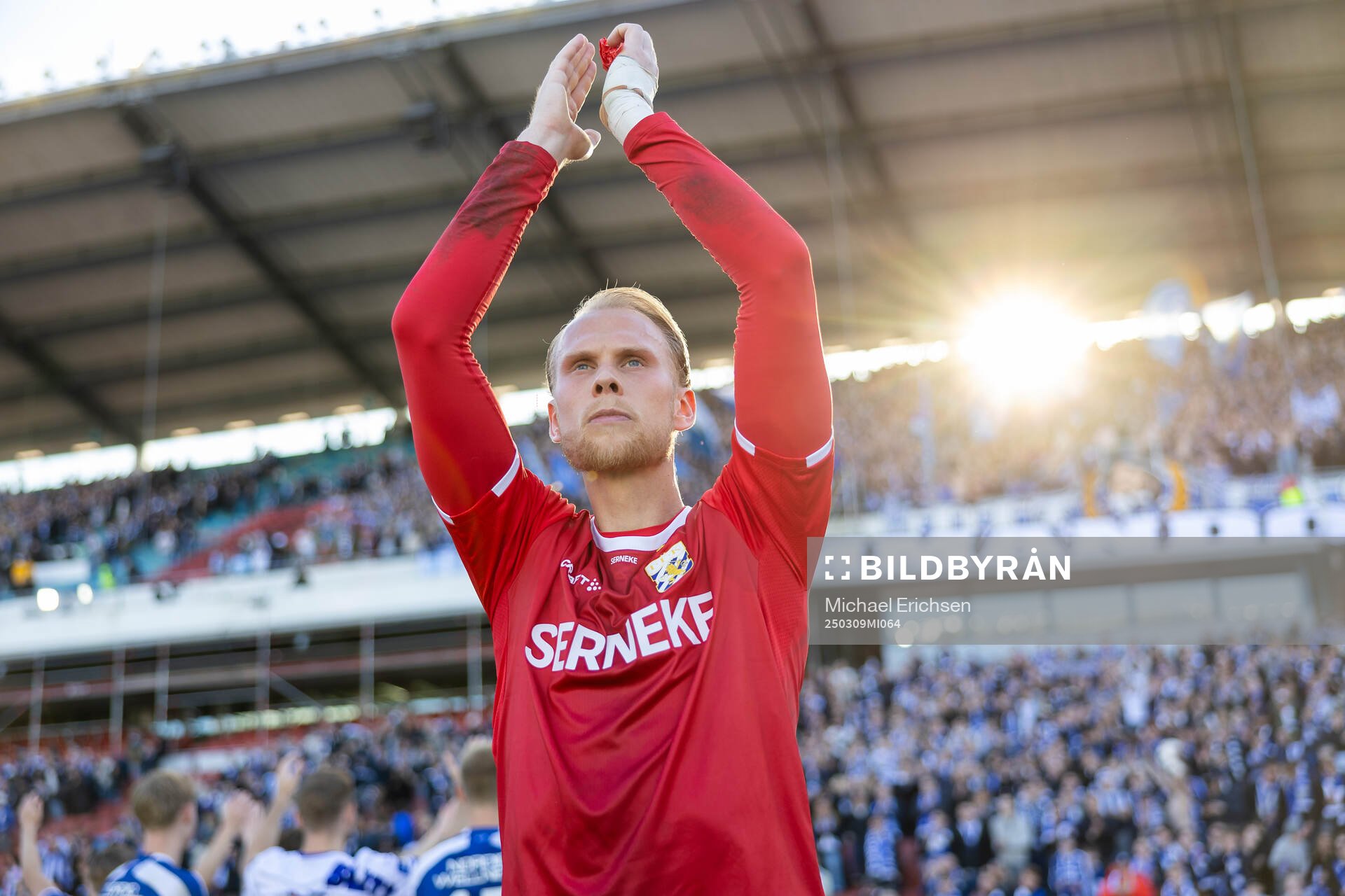 IFK Göteborgs målvakt Pontus Dahlberg jublar och tackar