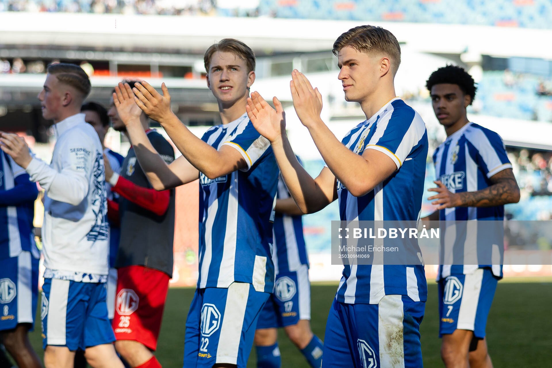 IFK Göteborgs Noah Tolf och Felix Eriksson tackar publiken