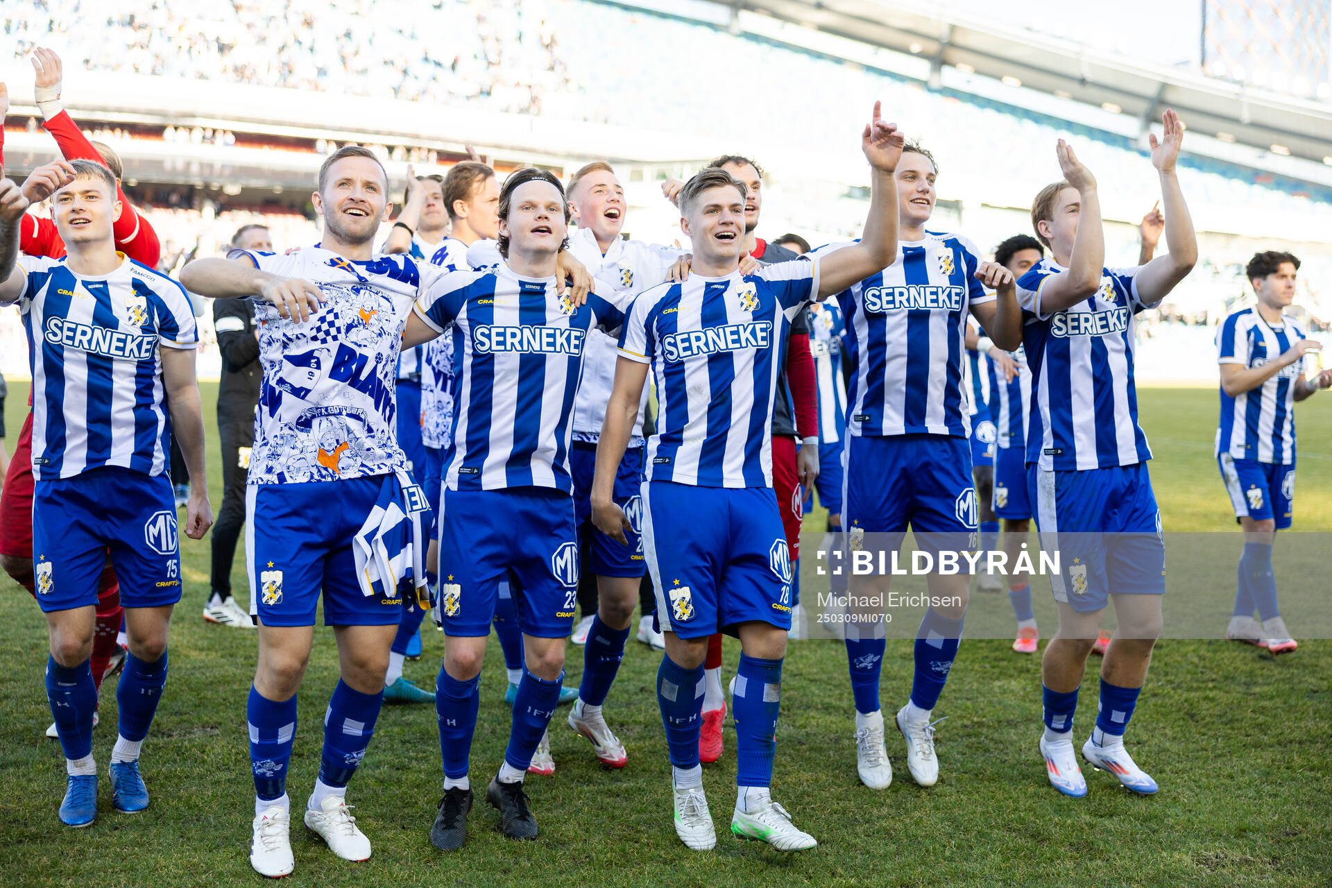 IFK Göteborgsspelare jublar och tackar publiken