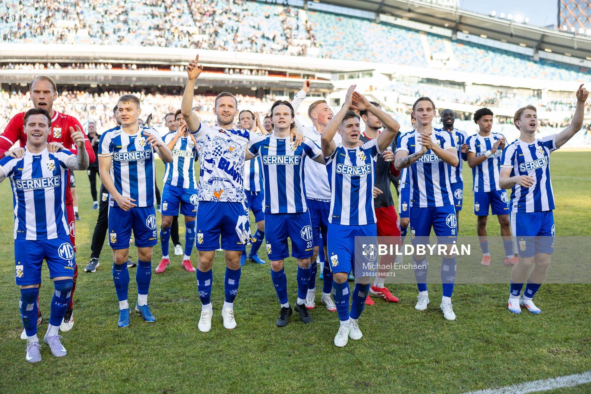 IFK Göteborgsspelare jublar och tackar publiken