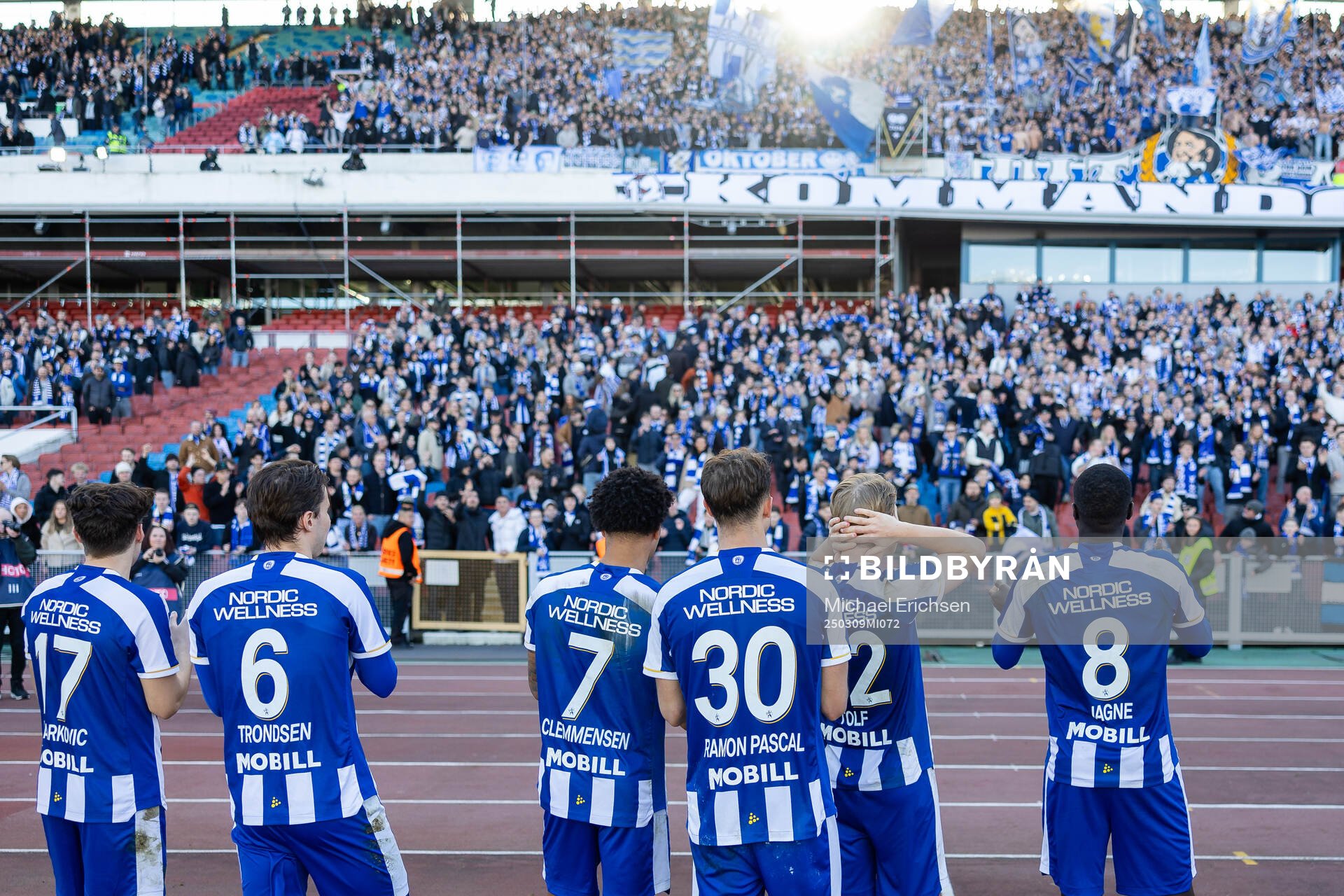 IFK Göteborgsspelare jublar och tackar publiken efter kvartsfinalen i Svenska Cupen mellan IFK Göteborg och Hammarby den 9 mars 2025 i Göteborg.