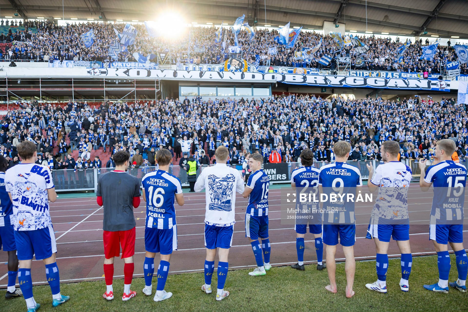 IFK Göteborgsspelare jublar och tackar publiken