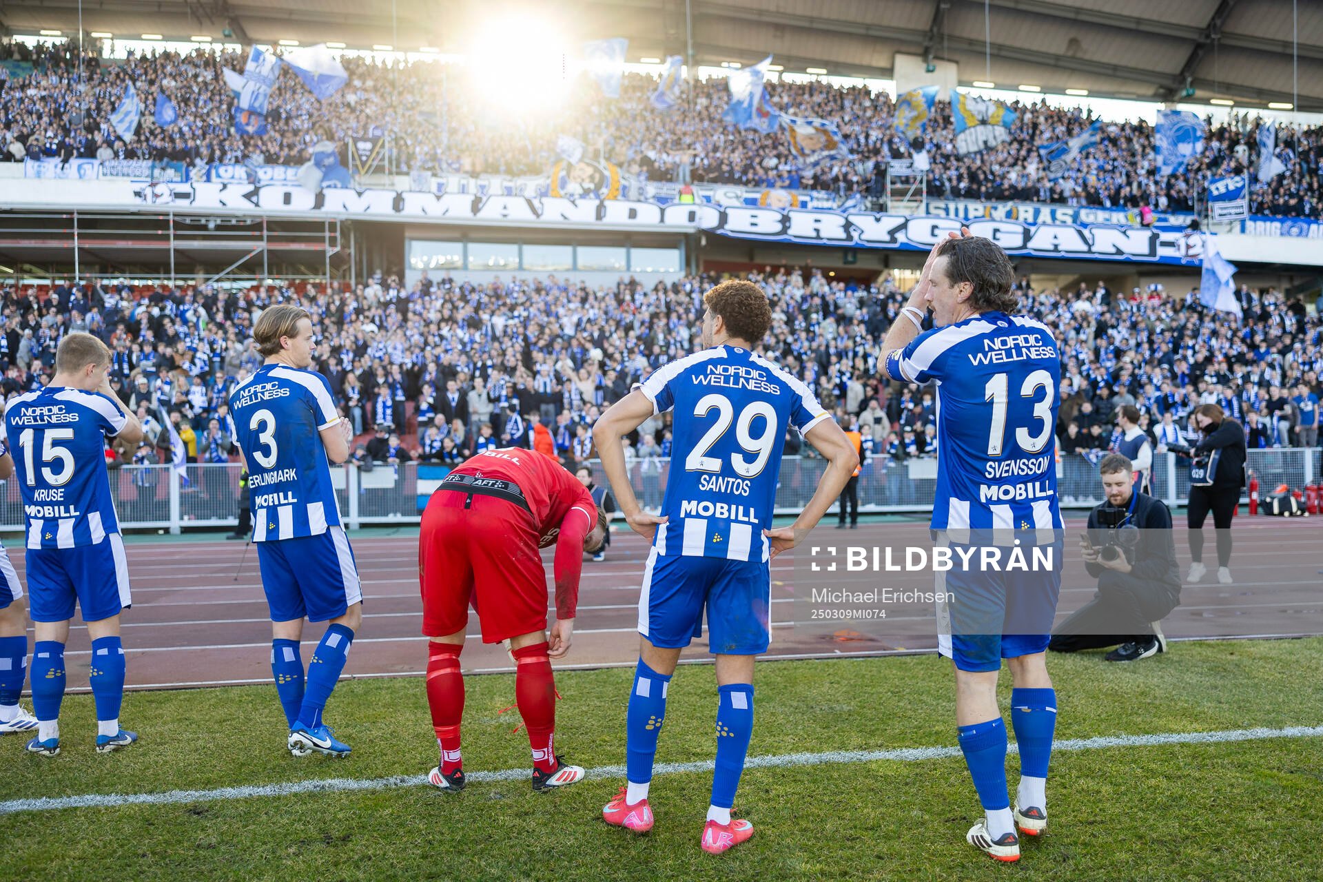 IFK Göteborgsspelare jublar och tackar publiken