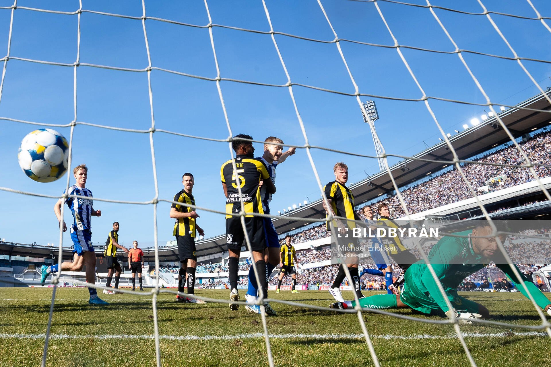 IFK Göteborgs Tobias Heintz (ej i bild) skjuter 1-0 i mål