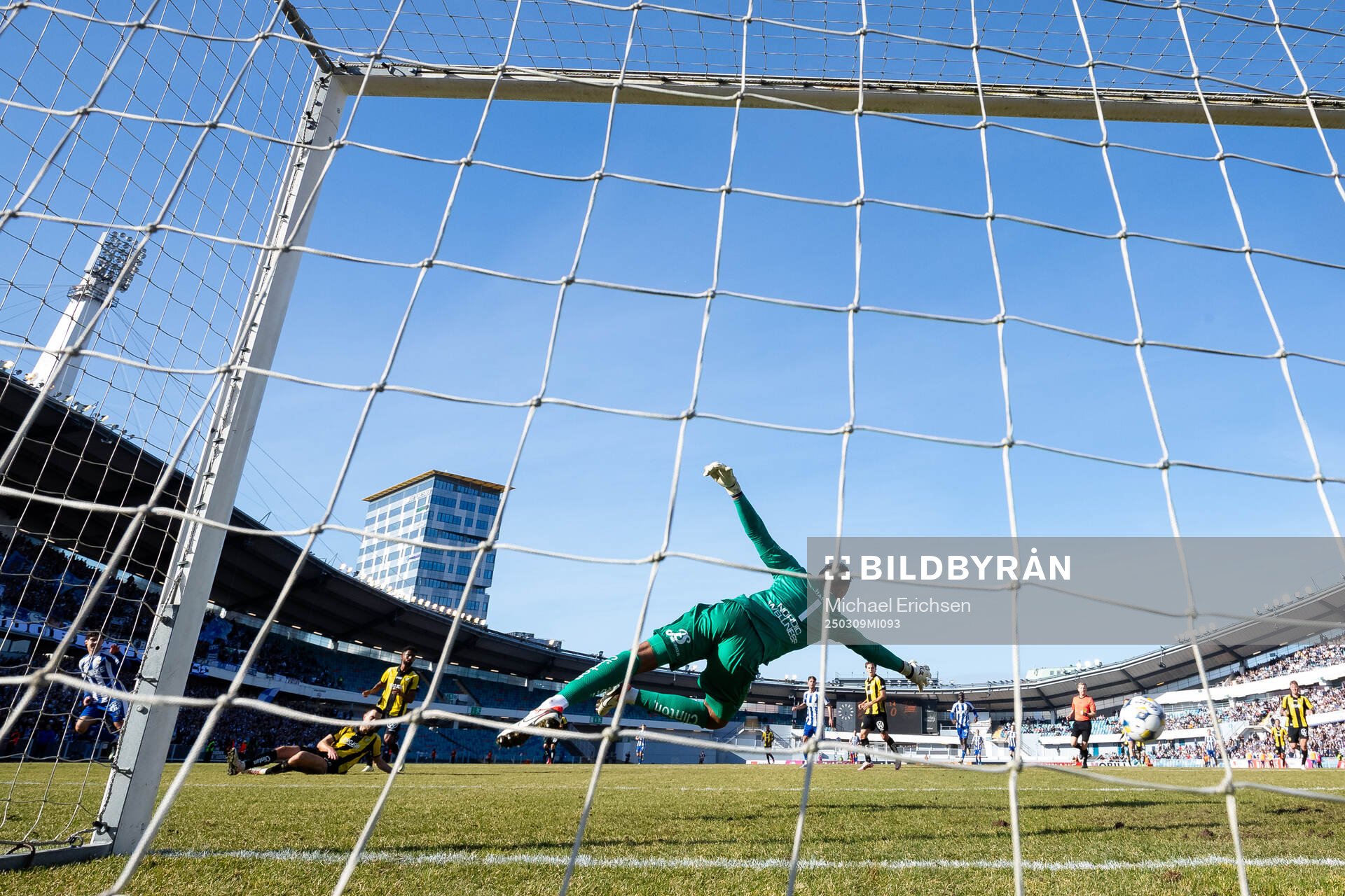 IFK Göteborgs Eman Markovic skjuter 2-0 i mål bakom