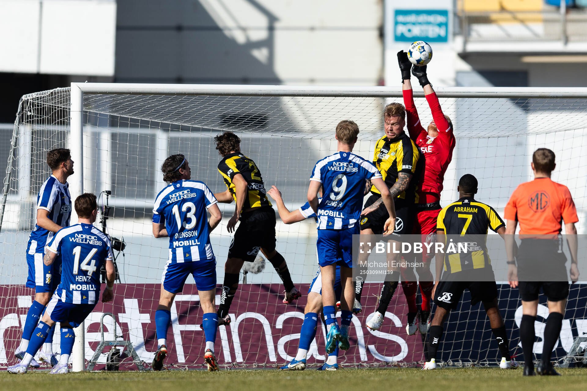 Hammarbys Victor Eriksson och IFK Göteborgs målvakt