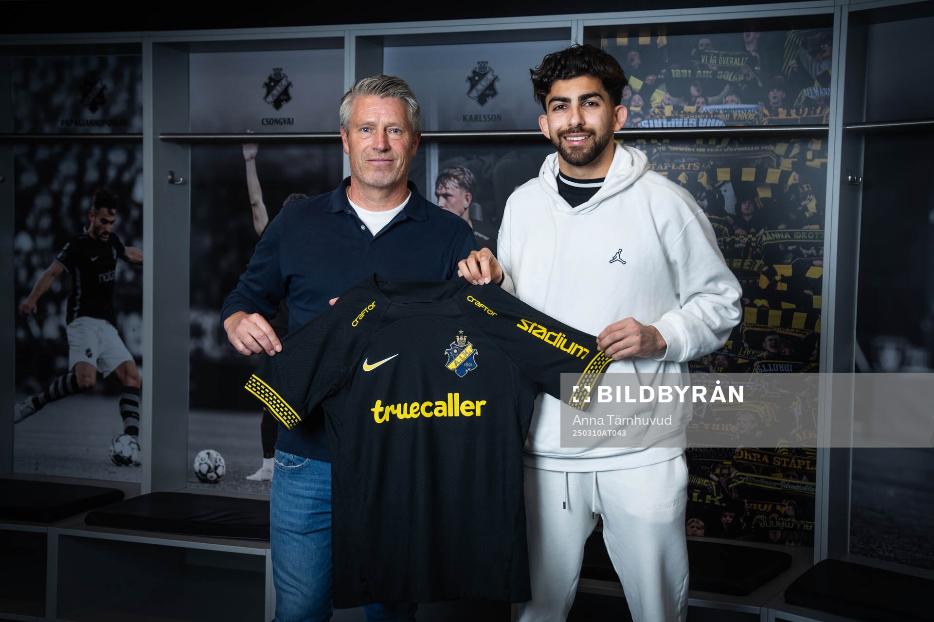 AIKs Andronikos Kakoullis med sportchef Thomas Berntsen