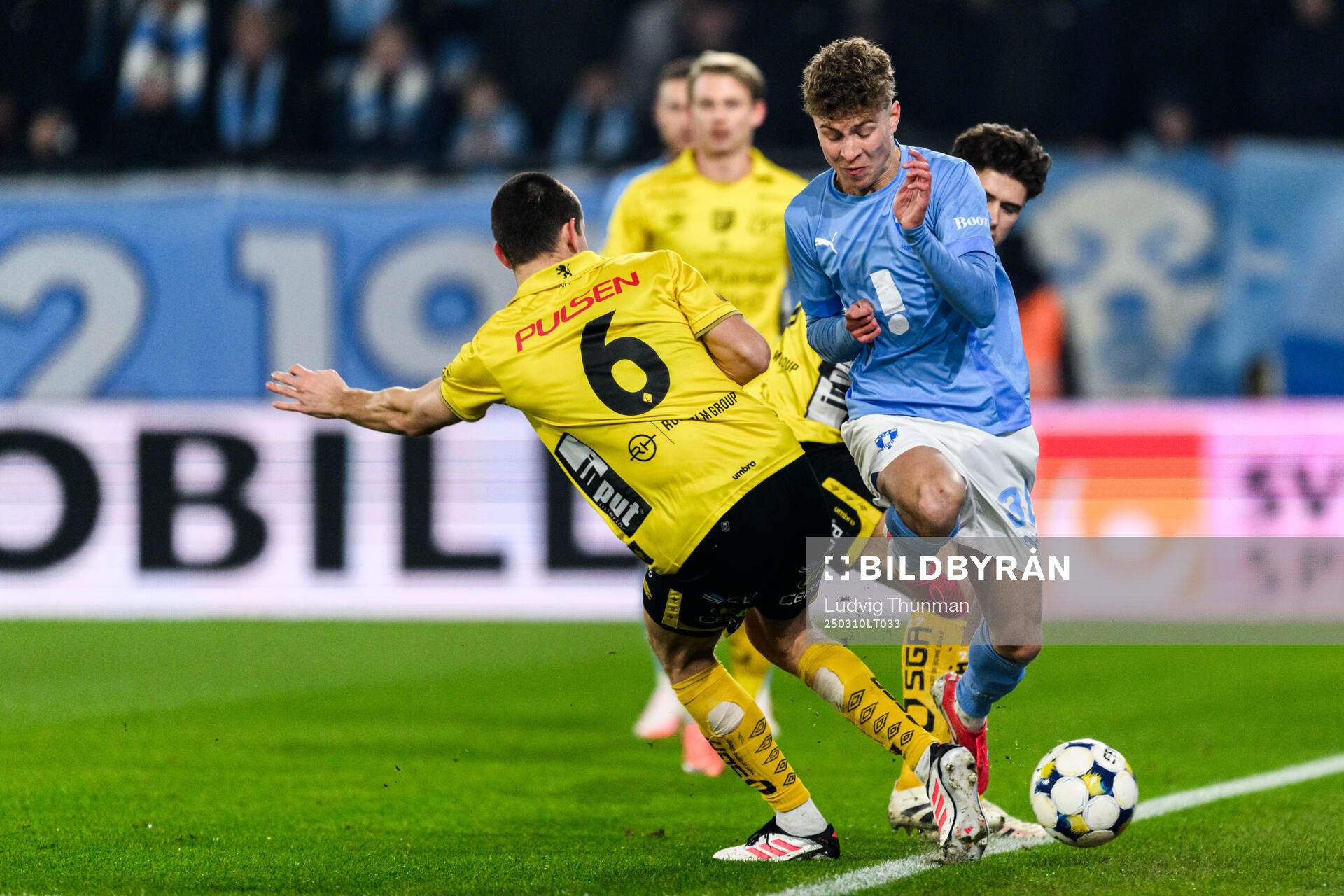 Elfsborgs Rasmus Wikström och Malmö FFs Hugo Bolin under kvartsfinalen i Svenska Cupen mellan Malmö FF och Elfsborg den 10 mars 2025 i Malmö.