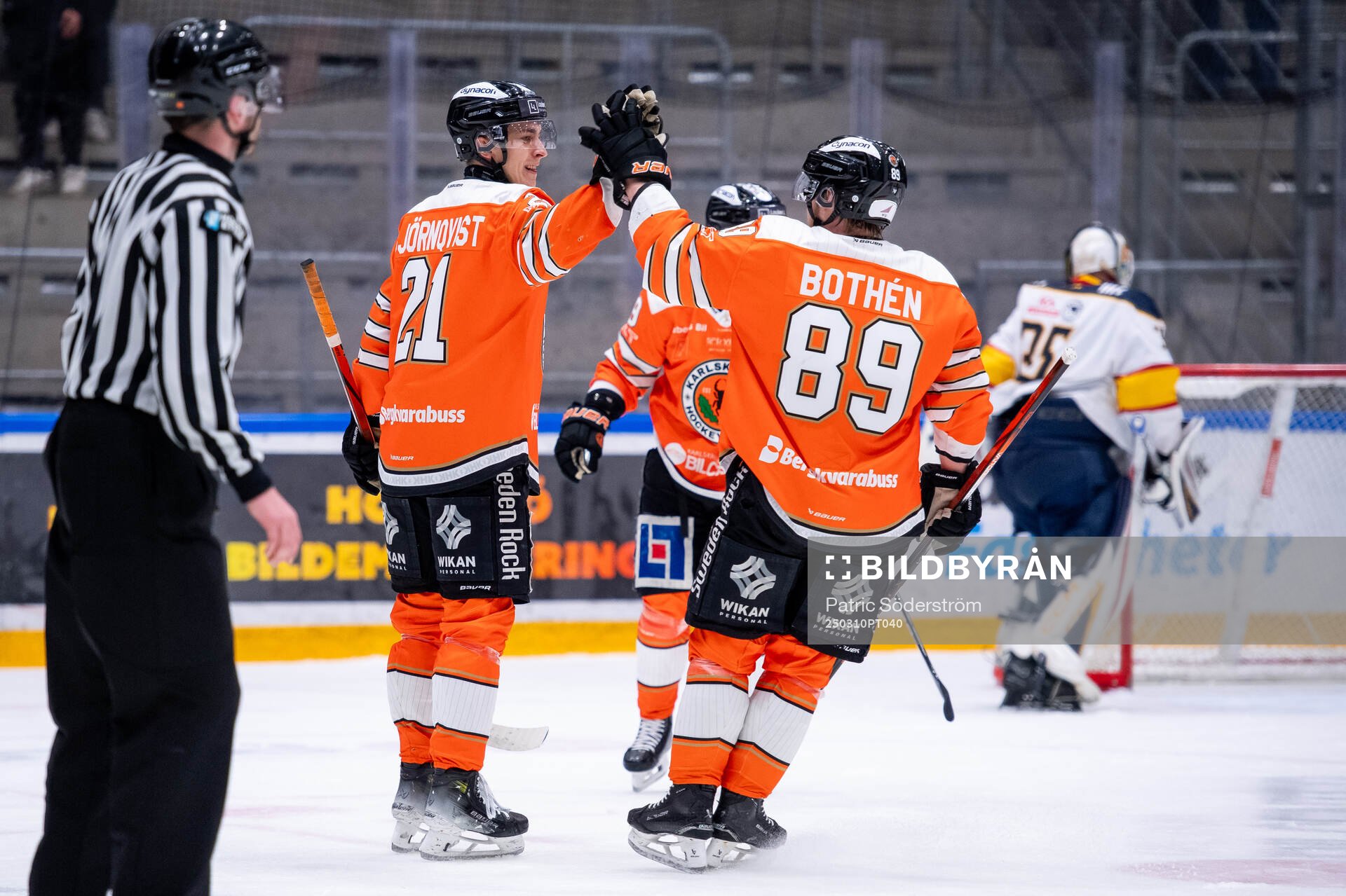 Karlskronas Axel Björnkvist jublar med Tim Bothén