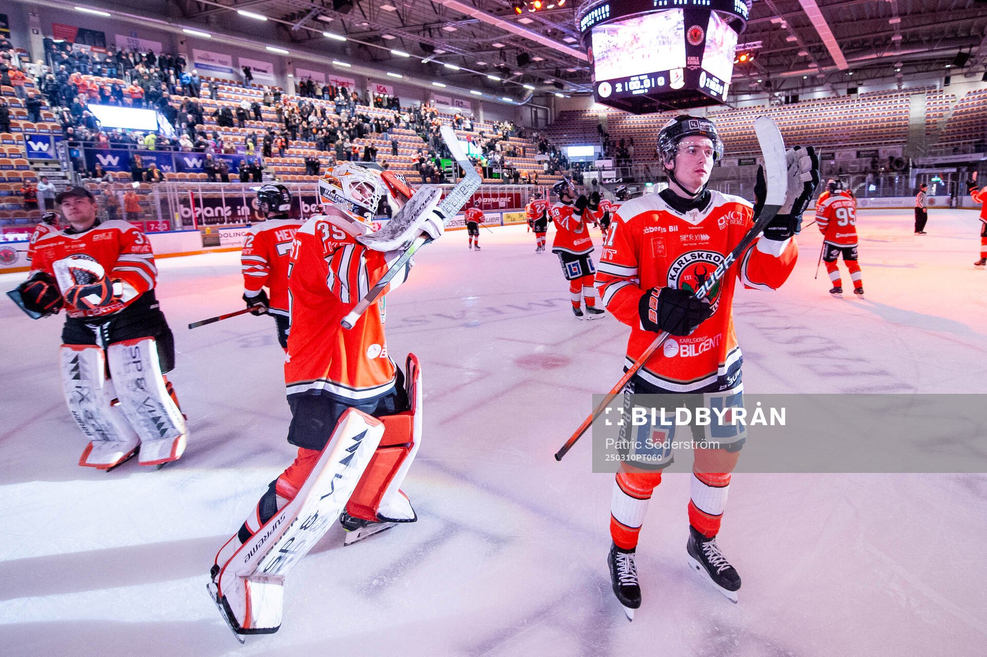 Karlskronas målvakt Carl Malmqvist och Tim Welin tackar