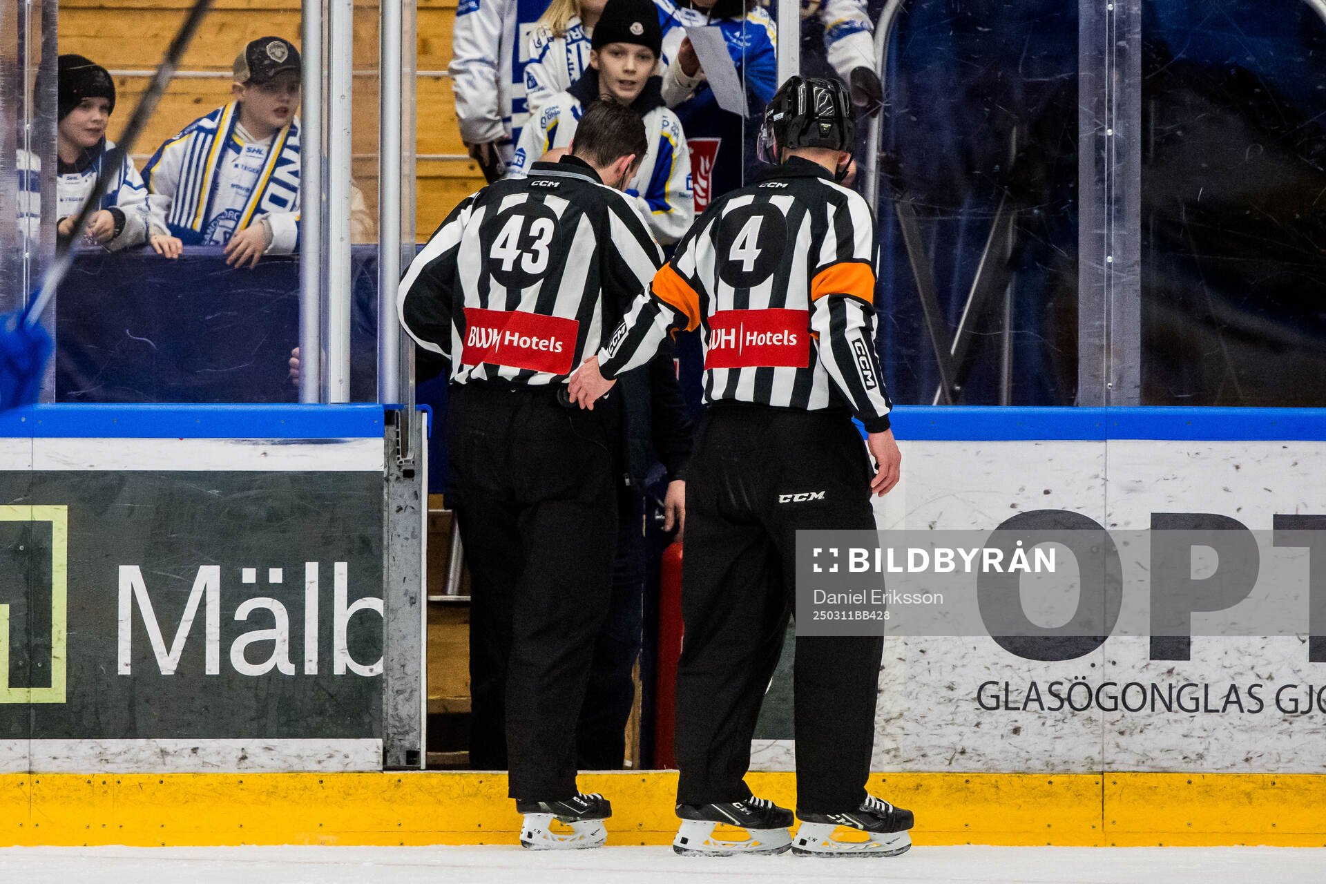 Linjedomare Oliver Sjöberg lämnar isen