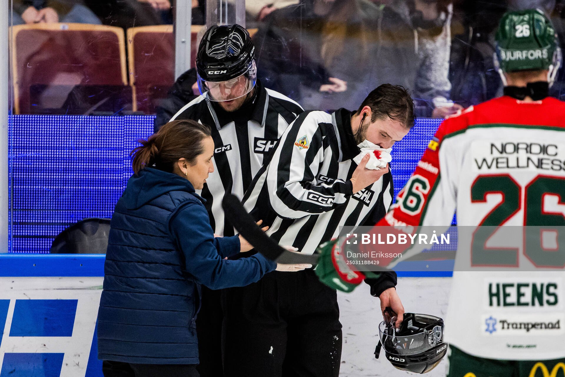 Linjedomare Oliver Sjöberg lämnar isen