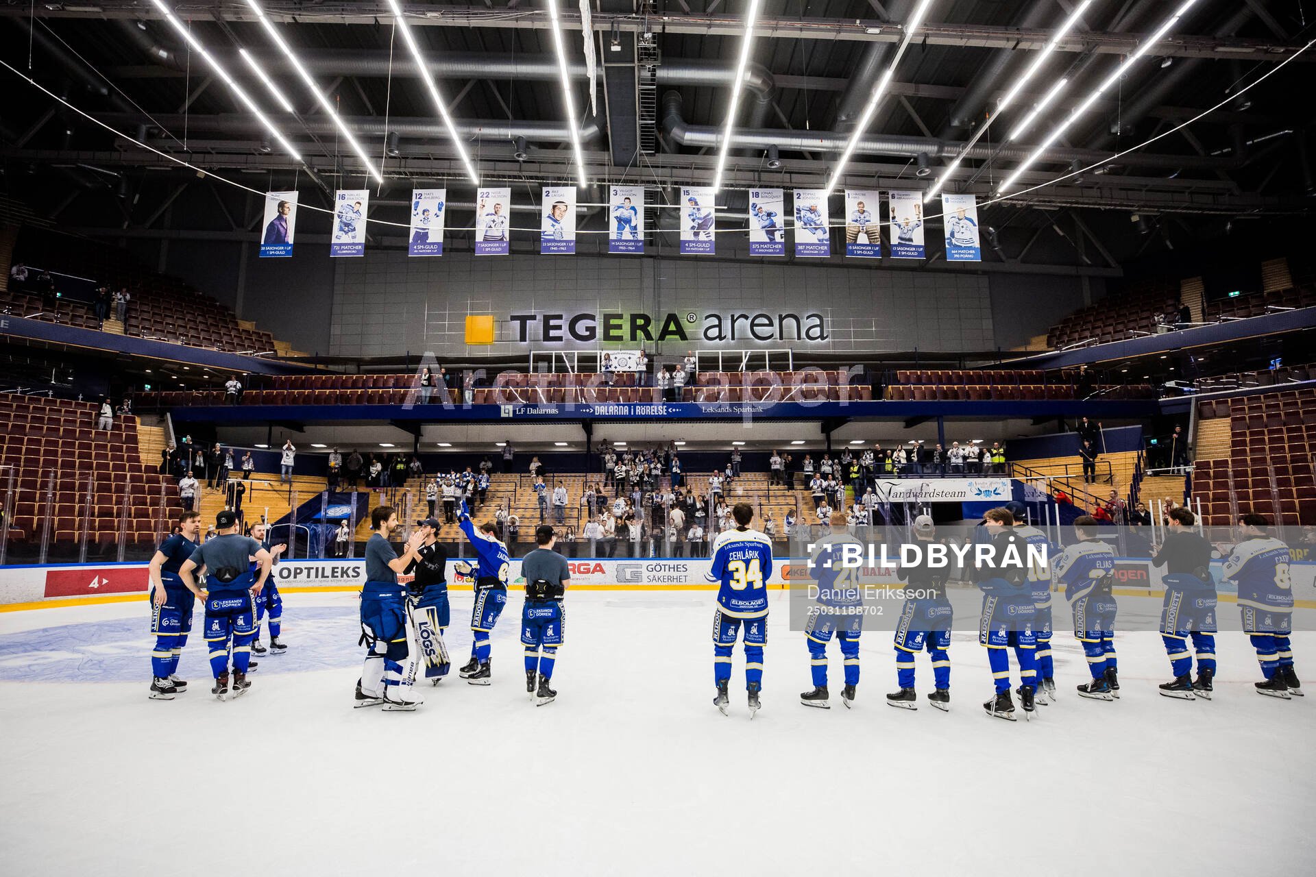 Leksands spelare deppar med supportrar