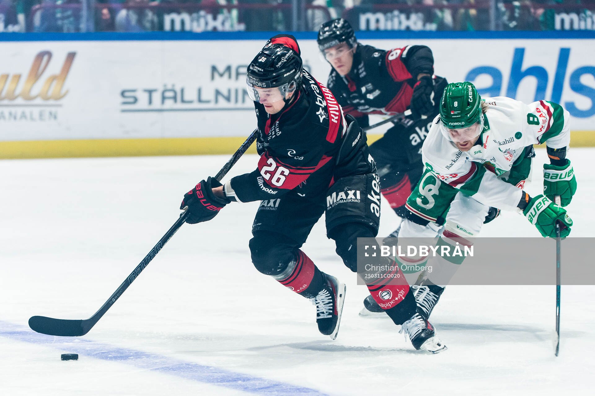 Malmö Redhawks Teemu Kivihalme och Rögles Linus Sandin