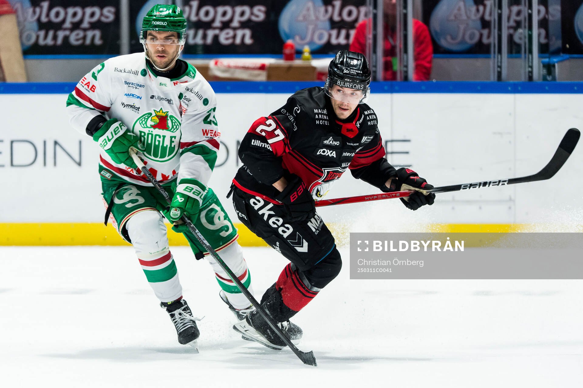 Rögles Josh Dickinson och Malmö Redhawks Henrik Haapala