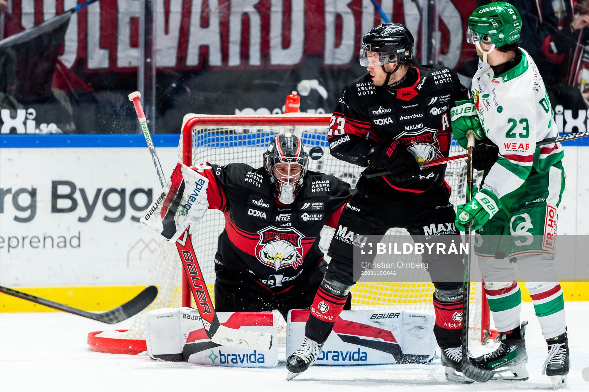 Rögles Josh Dickinson och Malmö Redhawks målvakt Marek