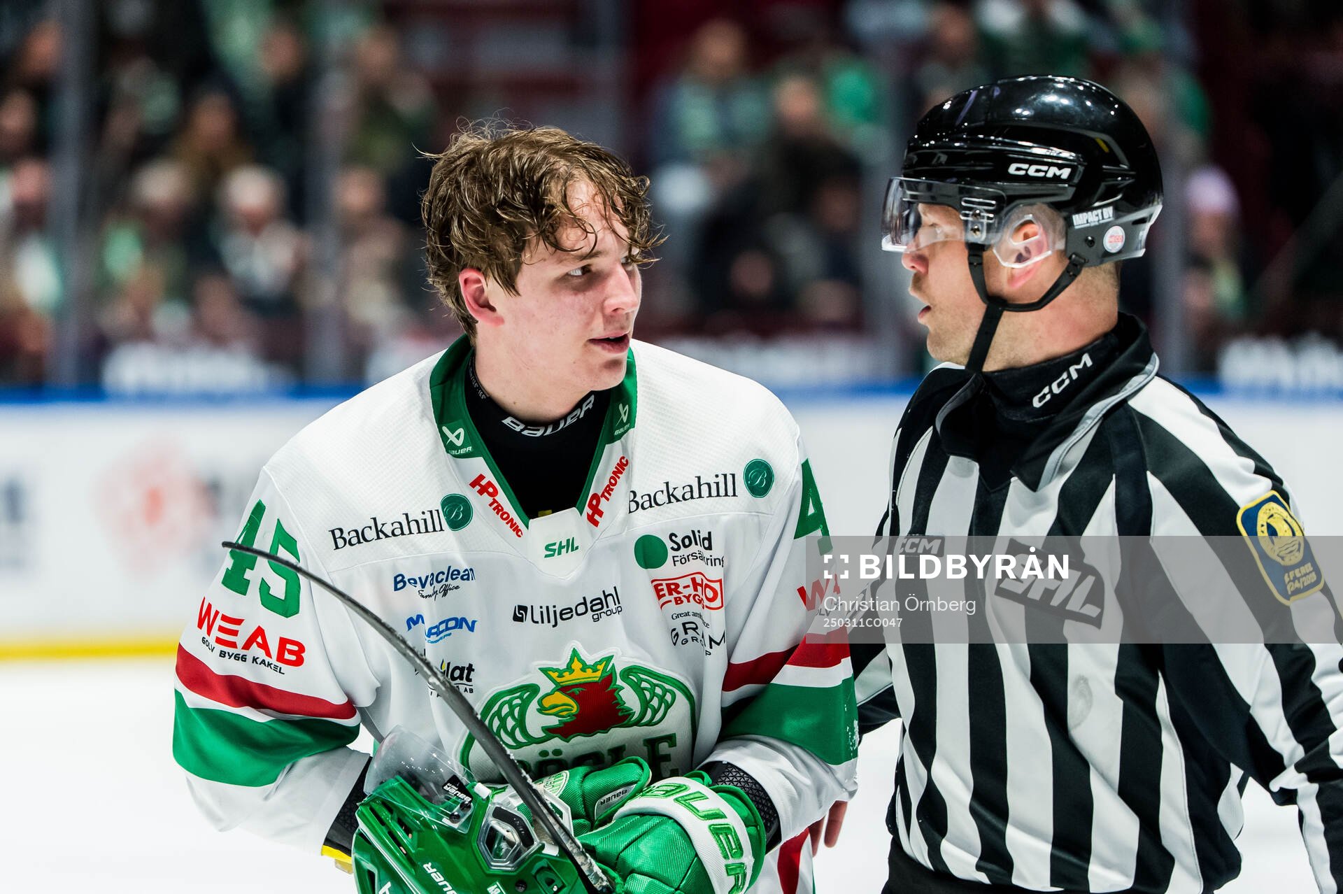 Rögles Gregor Biber och Linjedomare Ludvig Lundgren