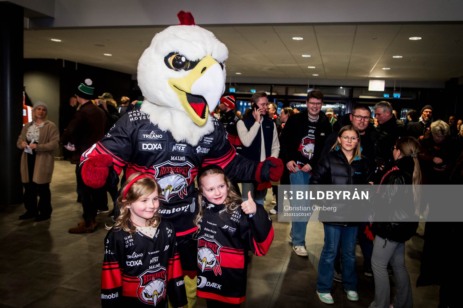 Unga malmösupportrar med Malmö Redhawks maskot Hawkan