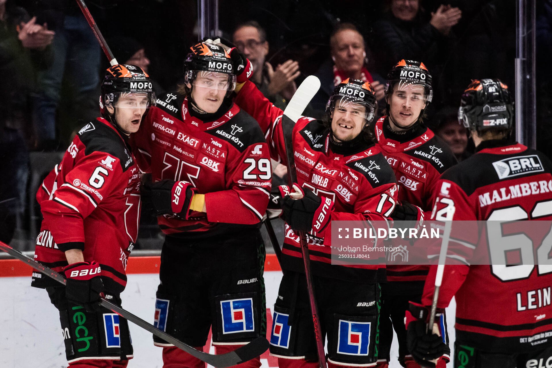 Örebros Milton Oscarson jublar med Filip Berglund och