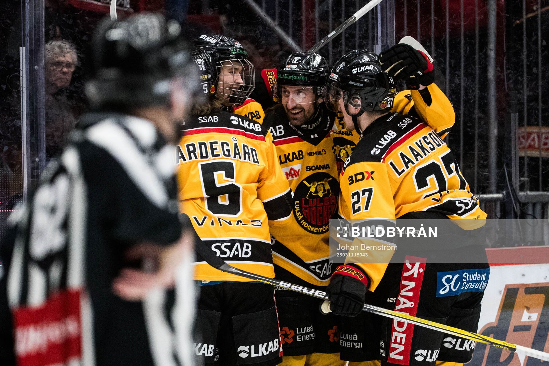 Luleås Albin Lundin jublar med lagkamrater