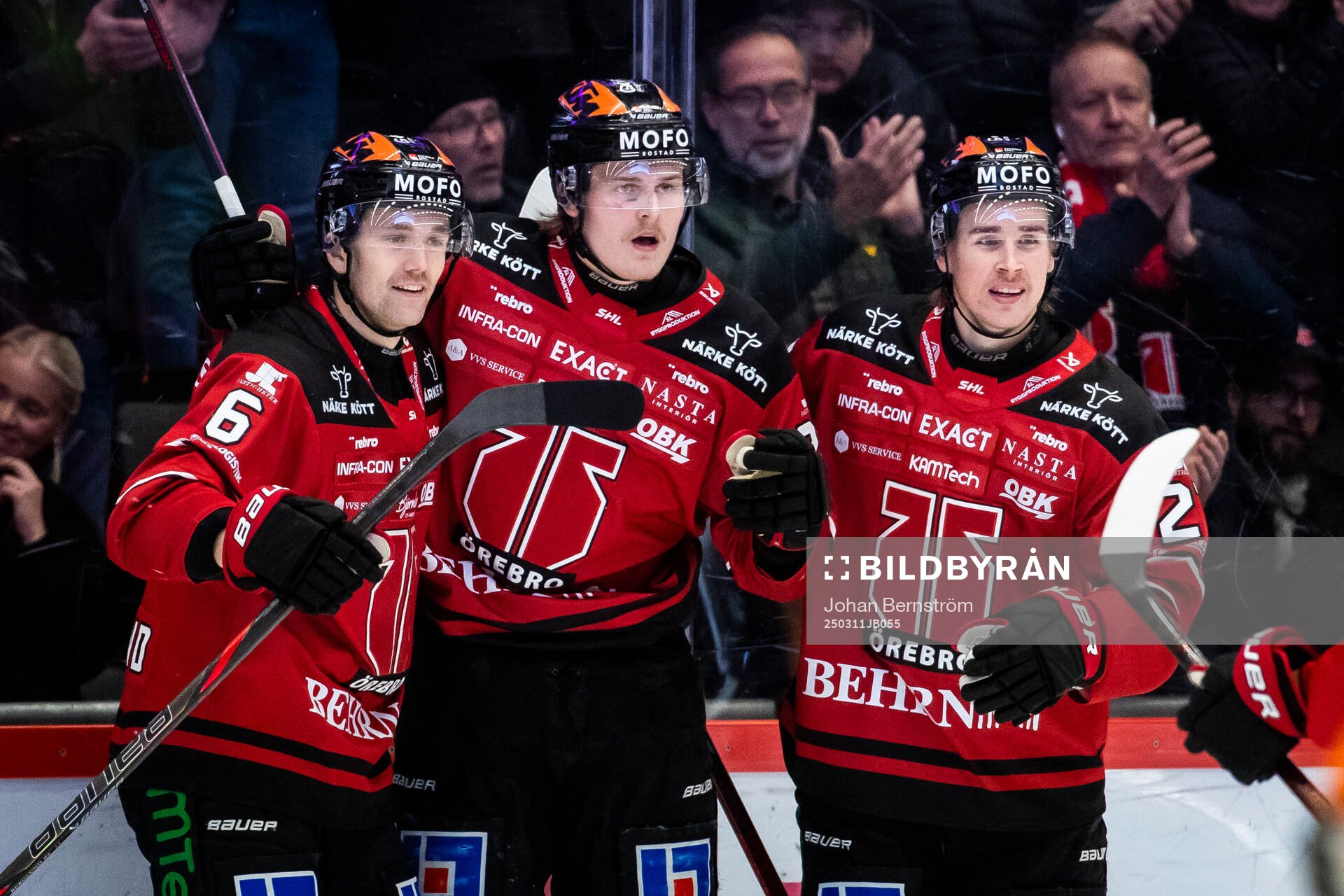 Örebros Milton Oscarson jublar vid 2-3 med Örebros Filip